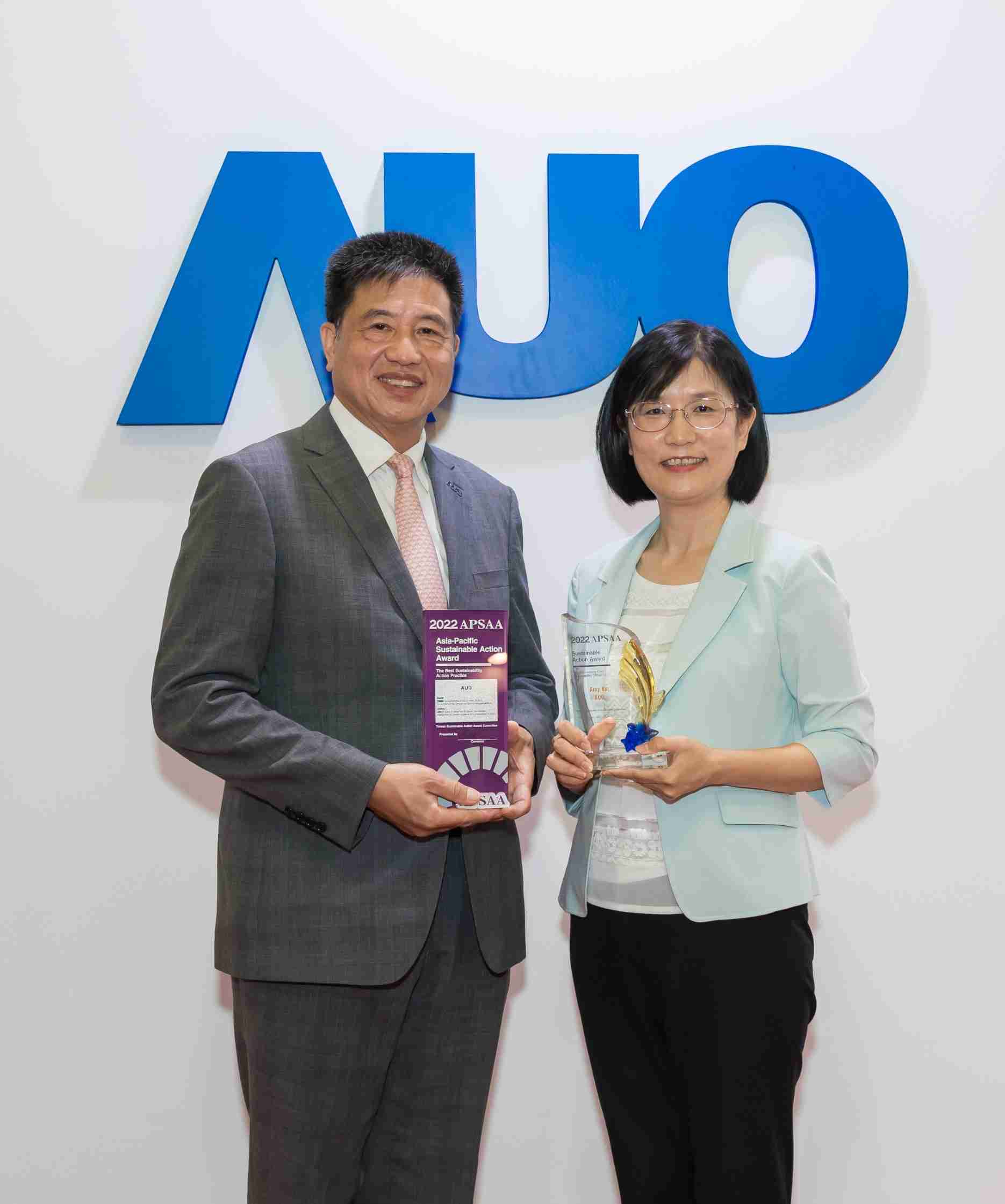 尊龙集团长期垫筑永续远景的基石，，，，透过ESG暨气候委员会逐步实践永续策略蓝图。。。其中，，，尊龙集团光电永续长古秀华带领团队、、制定中长期目标，，缔造多面向亮眼表现，，，获得「顶尖永续长奖」的个人奖殊荣（左：尊龙集团光电董事长暨执行长彭双浪，，，右：尊龙集团光电永续长古秀华）