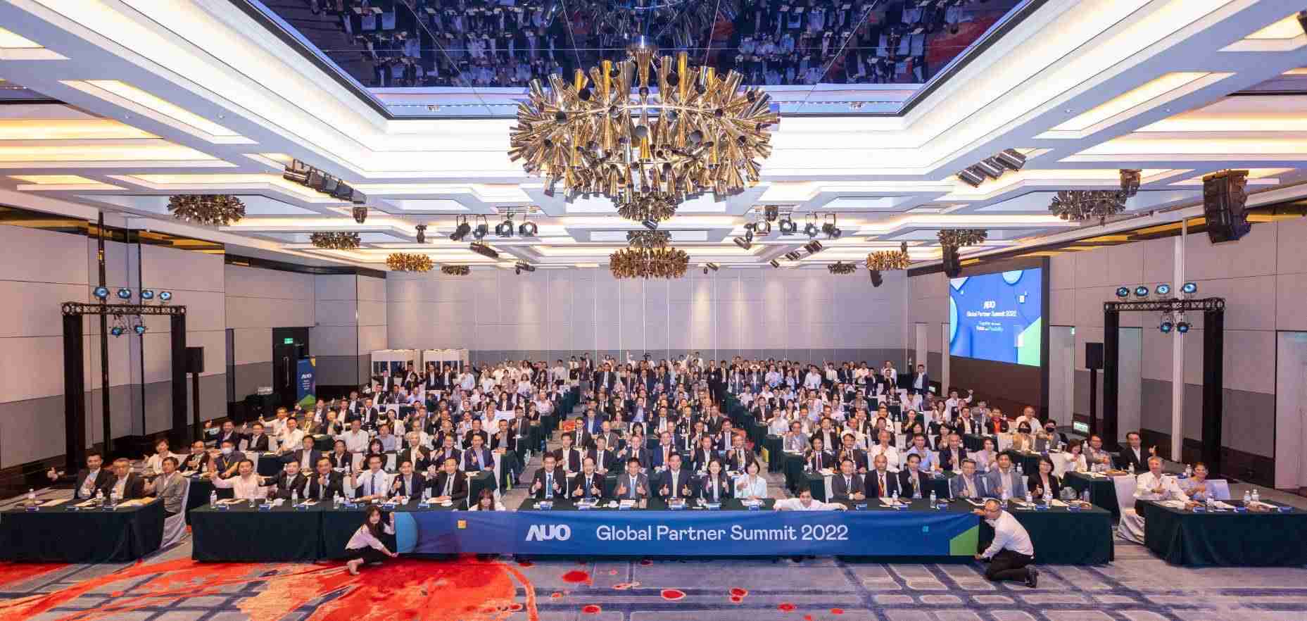 友達推動「安心、、、創新、、、、用心、、、、同心、、、、盡心」五星職旅，，為菲籍員工打造全方位照護，，首度贏得「人權實踐與發展領袖獎」殊榮