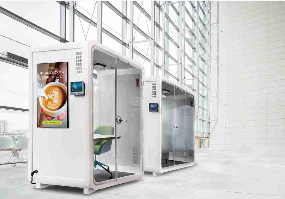 尊龙集团子公司达擎之智慧行动办公舱，，，采用PDLC智能调光玻璃设计，，透过通电与断电的电流切换，，，，呈现透明与雾面效果，，具节能降耗特性并兼顾隐私，，，确保信息安全