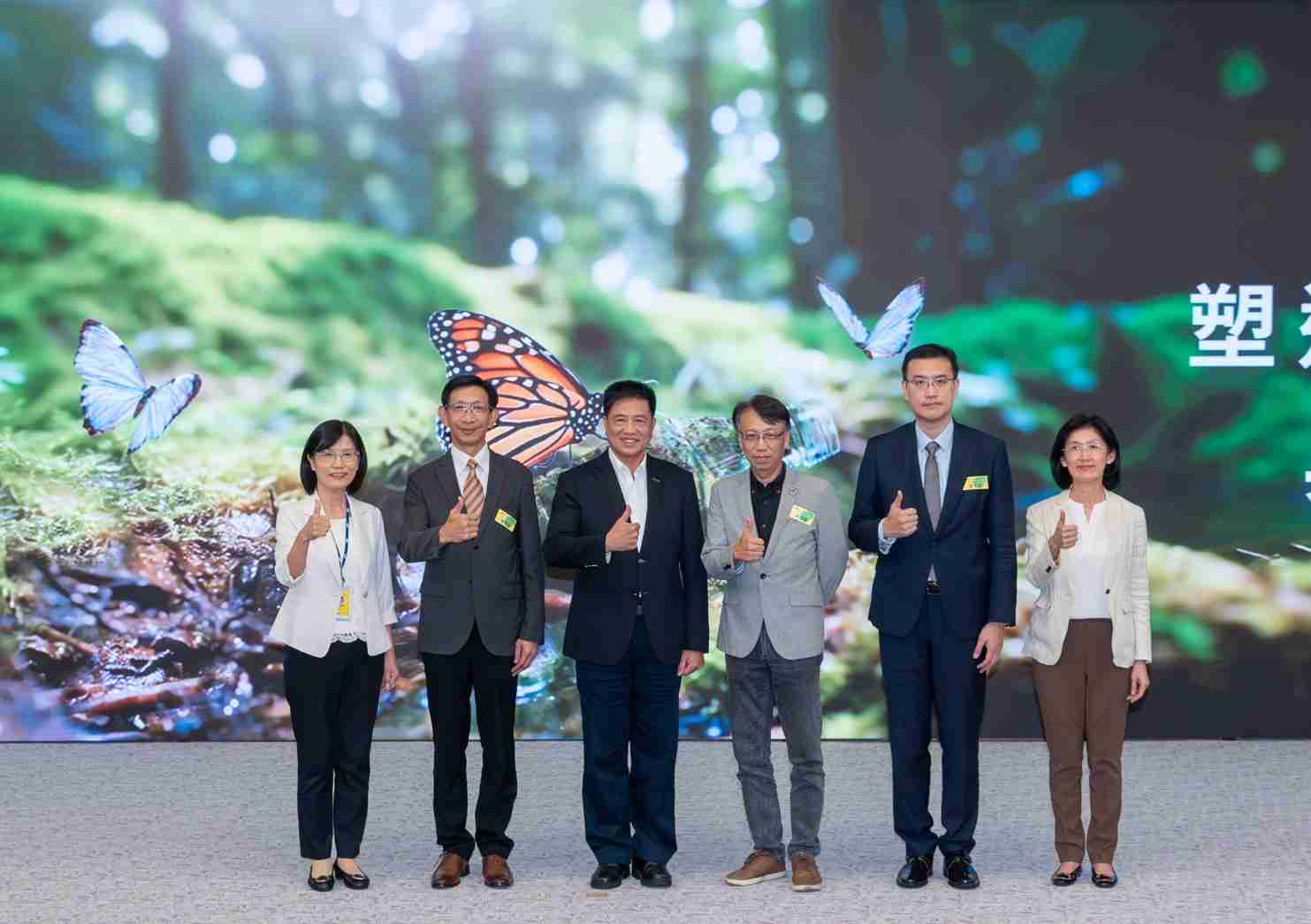 友達2023 CSR共榮大會，，，邀請領域專家分享交流生物多樣性管理趨勢、、、無塑產品、、海廢永續塑料等議題  （圖左到右：友達光電永續長古秀華、、、、3M台灣技術長陳君杰、、、友達光電董事長暨集團策略長彭双浪、、、、光寶科技企業永續發展處處長陳慶暉、、、安永聯合會計師事務所執業會計師曾于哲、、友達光電供應鏈總部副總經理吳宜芳）