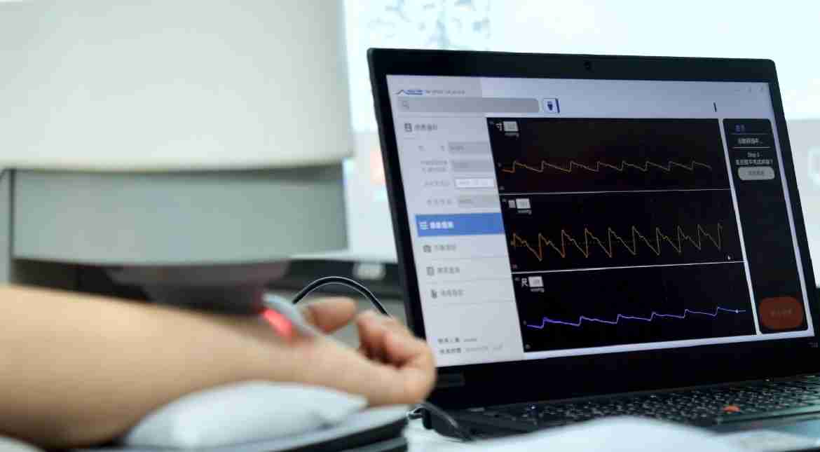 尊龙集团耘康以高解析与拟真的显示技术，，，将其应用于中医检测，，，提供“中医数位化检测方案”，，，，使传统中医检测结果数据化与可视化