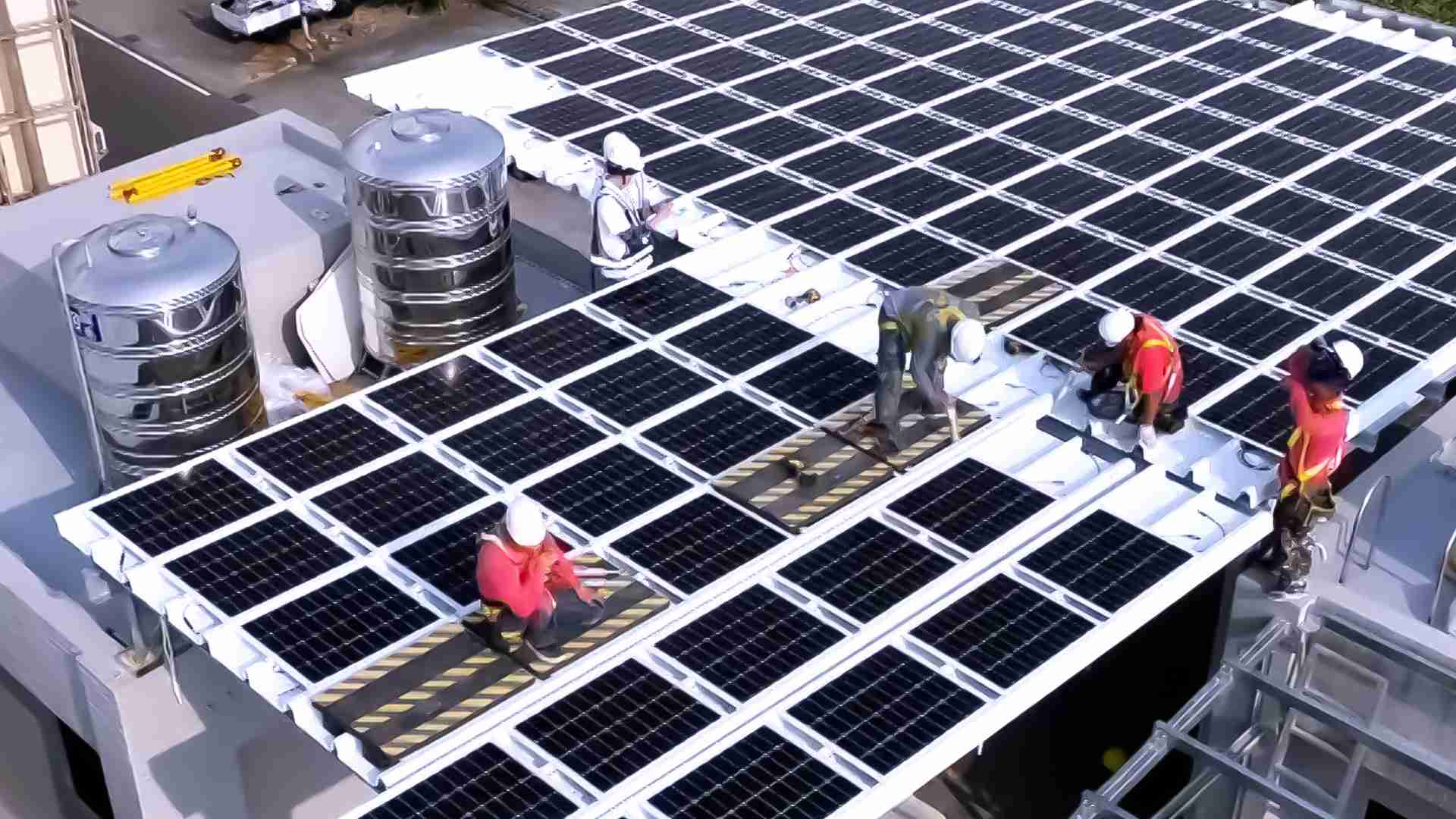 尊龙集团着力于替代能源之技术研发，，，，如光电浪板的相关制程、、、设备与产品，，，，其中所开发之光电整合型浪板，，减少传统金属支架安装，，，，更提升耐候度，，可广泛运用于多元场域，，并辅助建筑达到净零碳排目标