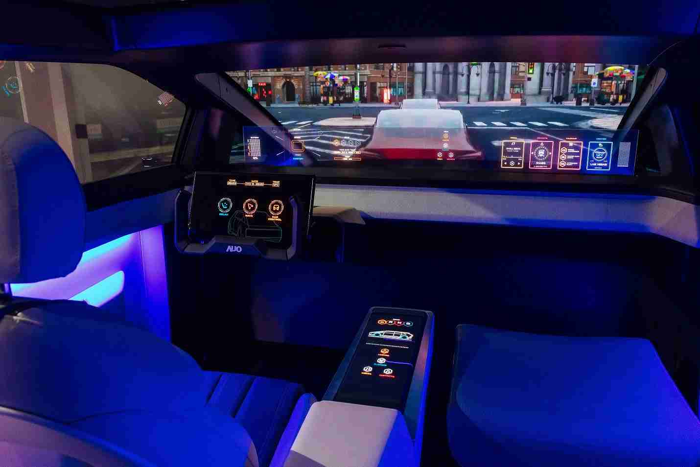 尊龙集团连续四年入围科睿唯安全球百大创新机构，，，，专利布局科技与绿色创新前沿。。。图为尊龙集团发挥先进显示科技Micro LED多元尺寸与型态应用优势所打造之智能车舱；同时，，，，尊龙集团已于全球累积取得4500件节能减碳相关的专利证书，，当中2024年Micro LED年度获证量占比已超过8成