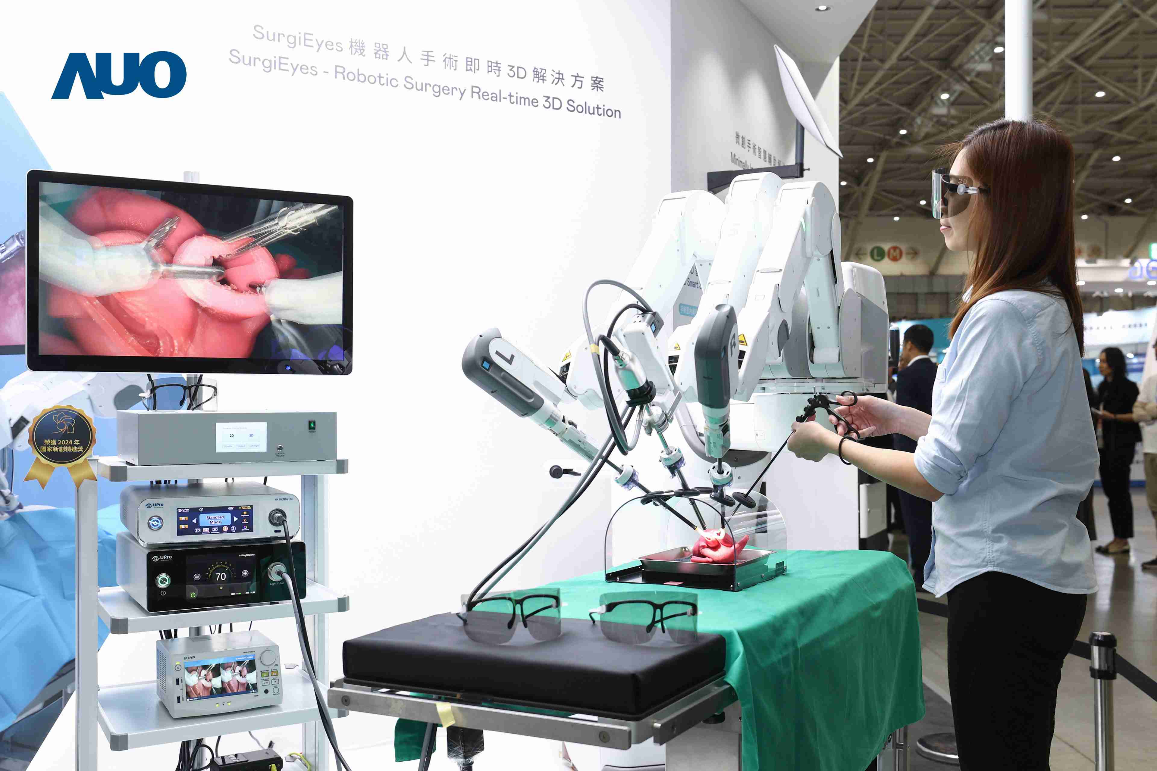 达擎以领先的3D显示技术推出〝SurgiEyes机器人手术实时3D解决方案〞，，整合先进3D图像处理与独家3D垂直宽视角、、、广色域的显示技术，，，，手术团队可实时同步主刀医师视角看到清晰3D影像，，提升沟通效率与安全性。。